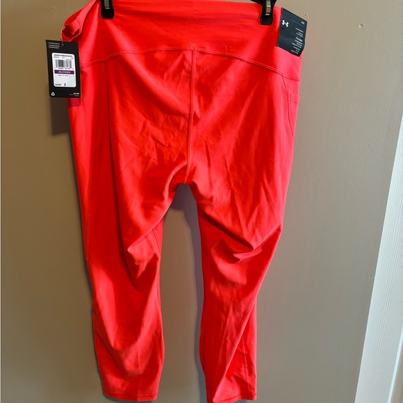 Woman’s UnderArmour High rise compression ankle leggings - Picture 3 of 4